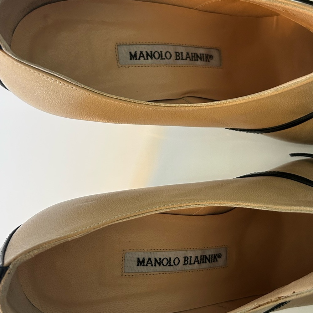 Manolo Blahnik - Beige & Black Patent Leather Pumps – Size 38.5 - Picture 4 of 9